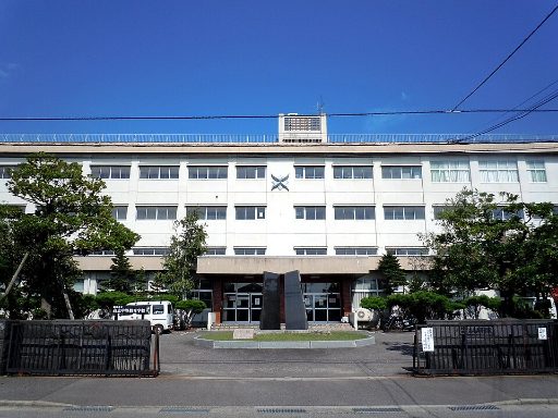 新潟市立高志中等教育学校の校舎の写真
