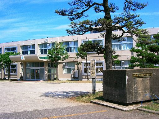 新潟県立柏崎翔洋中等教育学校の校舎の写真
