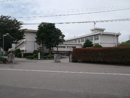 新潟県立村上中等教育学校の校舎の写真