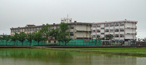 新潟県立燕中等教育学校の校舎の写真