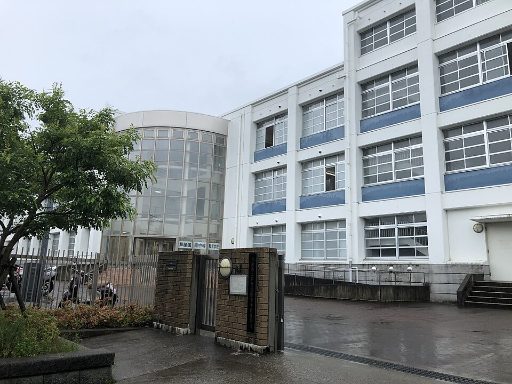 兵庫県立芦屋国際中等教育学校の校舎の写真