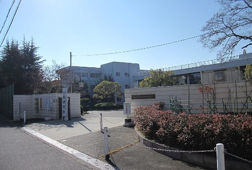 奈良女子大学附属中等教育学校の校舎の写真