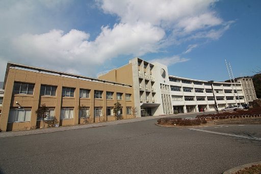 山口県立下関中等教育学校の校舎の写真