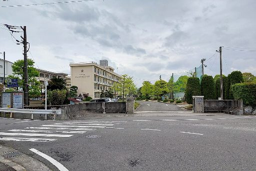 愛媛県立松山西中等教育学校の校舎の写真