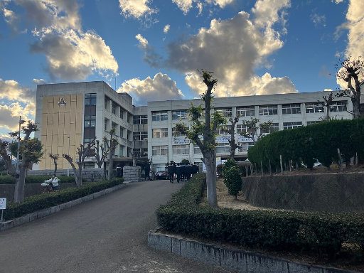 愛媛県立今治東中等教育学校の校舎の写真